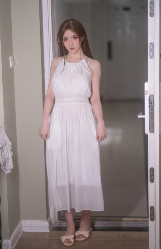 窗边白裙少女写真，光影温柔如诗