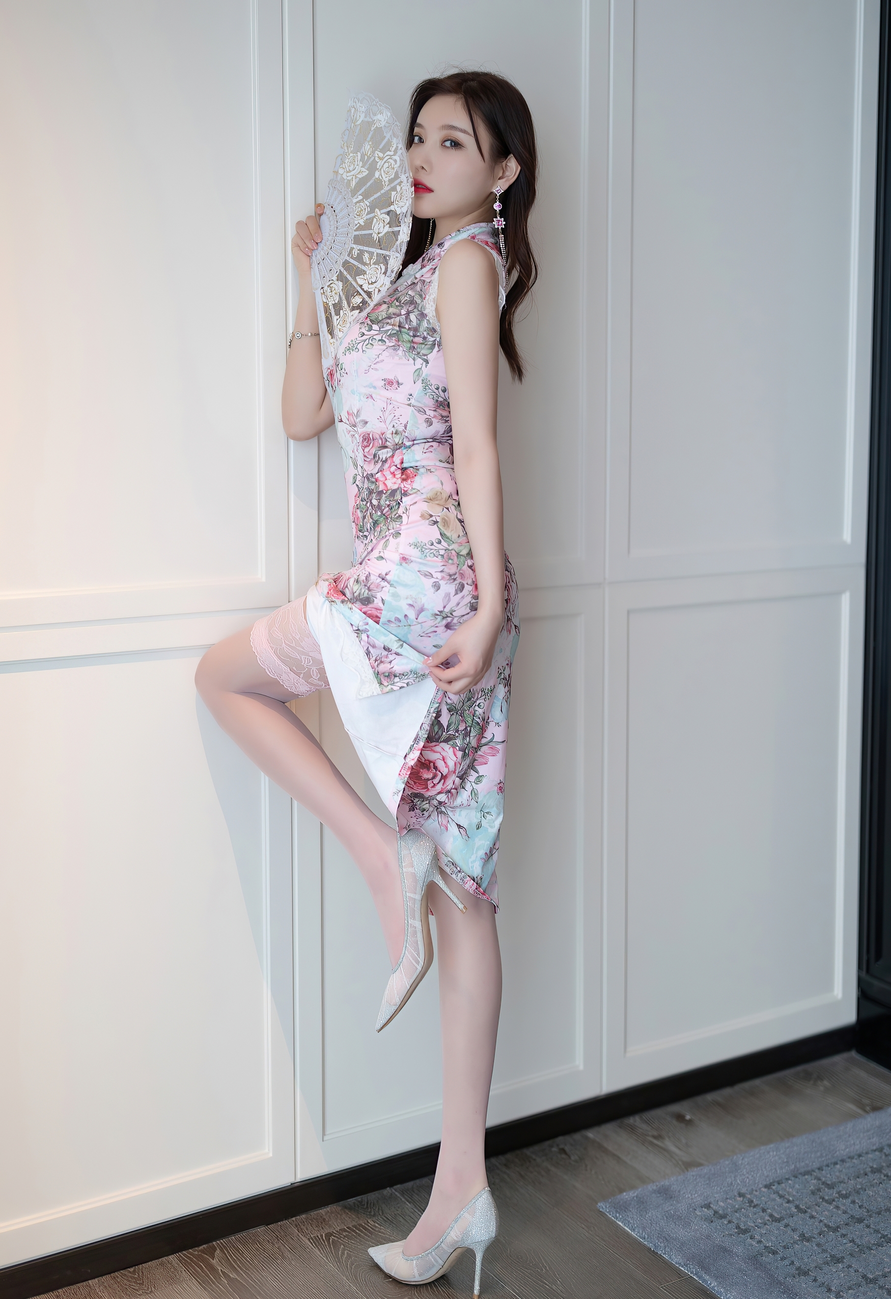 花影摇曳,旗袍如诗,一扇轻掩,半面春光。 花影摇曳,旗袍如诗,一扇轻掩,半面春光。