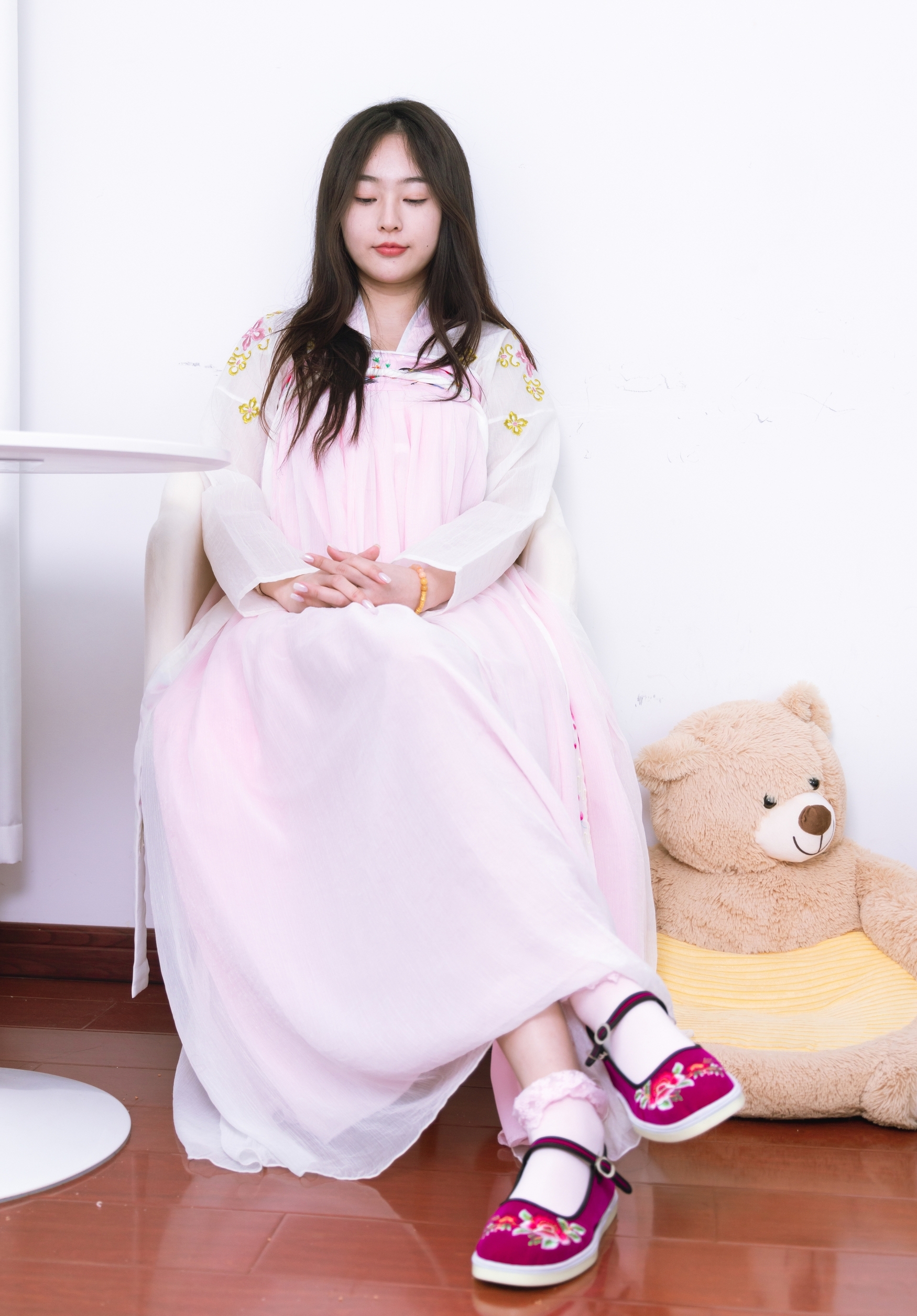 粉黛佳人着汉服,轻纱曼舞映日常。现代居室里,传统服饰绽放温柔诗意,诠释别样东方美。 粉黛佳人着汉服,轻纱曼舞映日常。现代居室里,传统服饰绽放温柔诗意,诠释别样东方美。