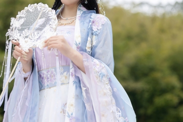 云袖轻扬竹影间，仙袂飘飘似雪莲。她立于青翠深处，是误入凡尘的月宫仙子，美得不染纤尘。