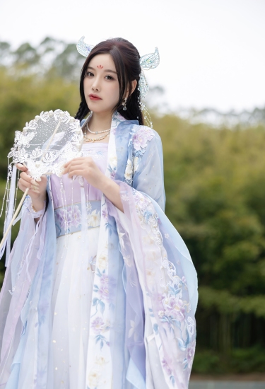 云袖轻扬竹影间，仙袂飘飘似雪莲。她立于青翠深处，是误入凡尘的月宫仙子，美得不染纤尘。