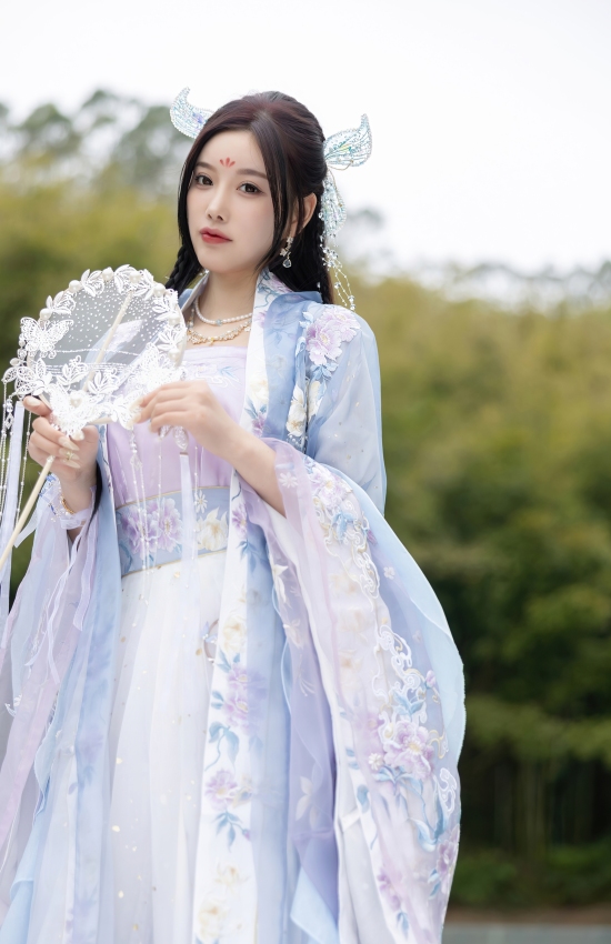 云袖轻扬竹影间，仙袂飘飘似雪莲。她立于青翠深处，是误入凡尘的月宫仙子，美得不染纤尘。