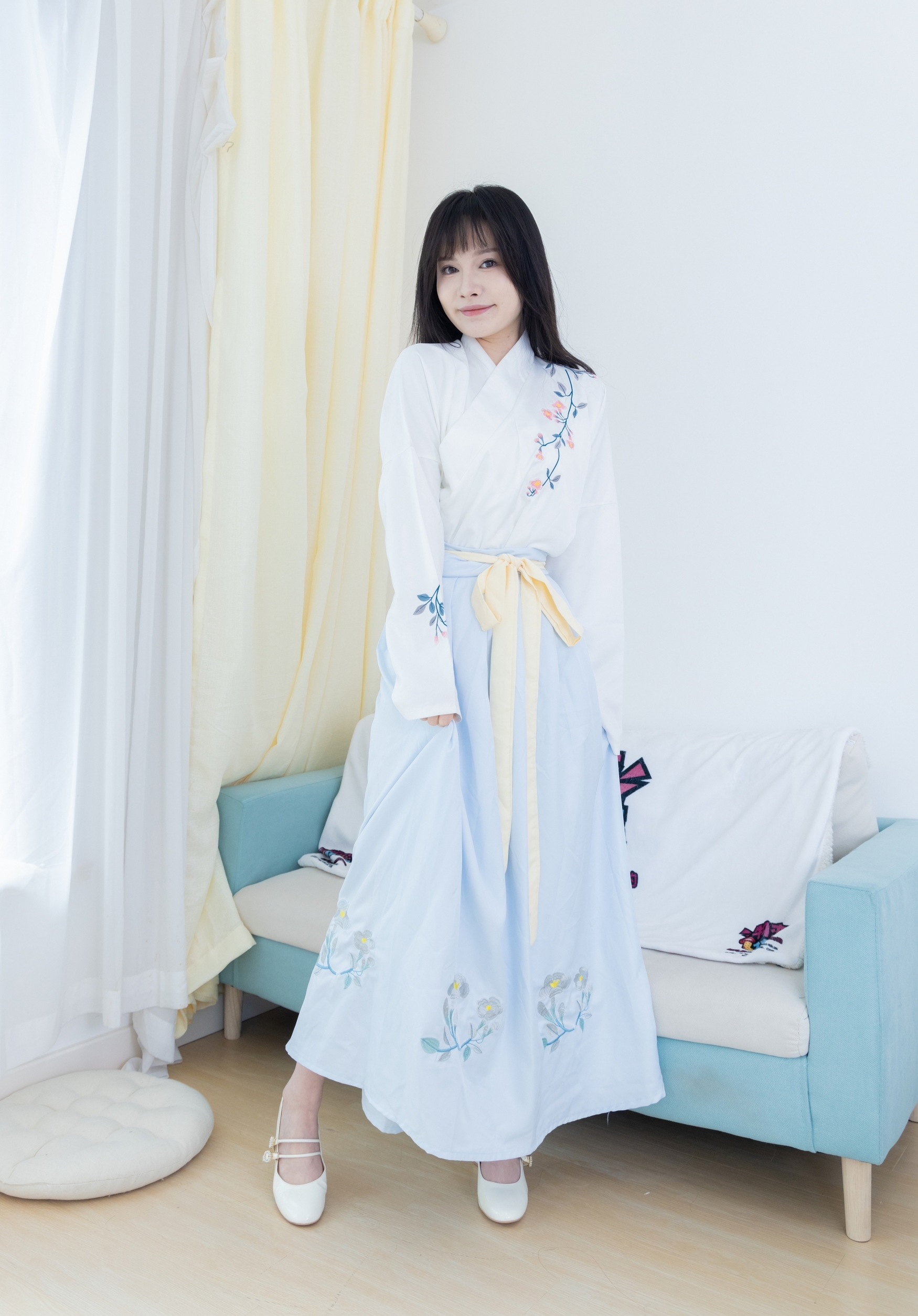 素衣如雪映春光,淡蓝裙裾绣花香。现代闺阁藏古韵,一颦一笑皆是诗,汉服之美在日常。 素衣如雪映春光,淡蓝裙裾绣花香。现代闺阁藏古韵,一颦一笑皆是诗,汉服之美在日常。