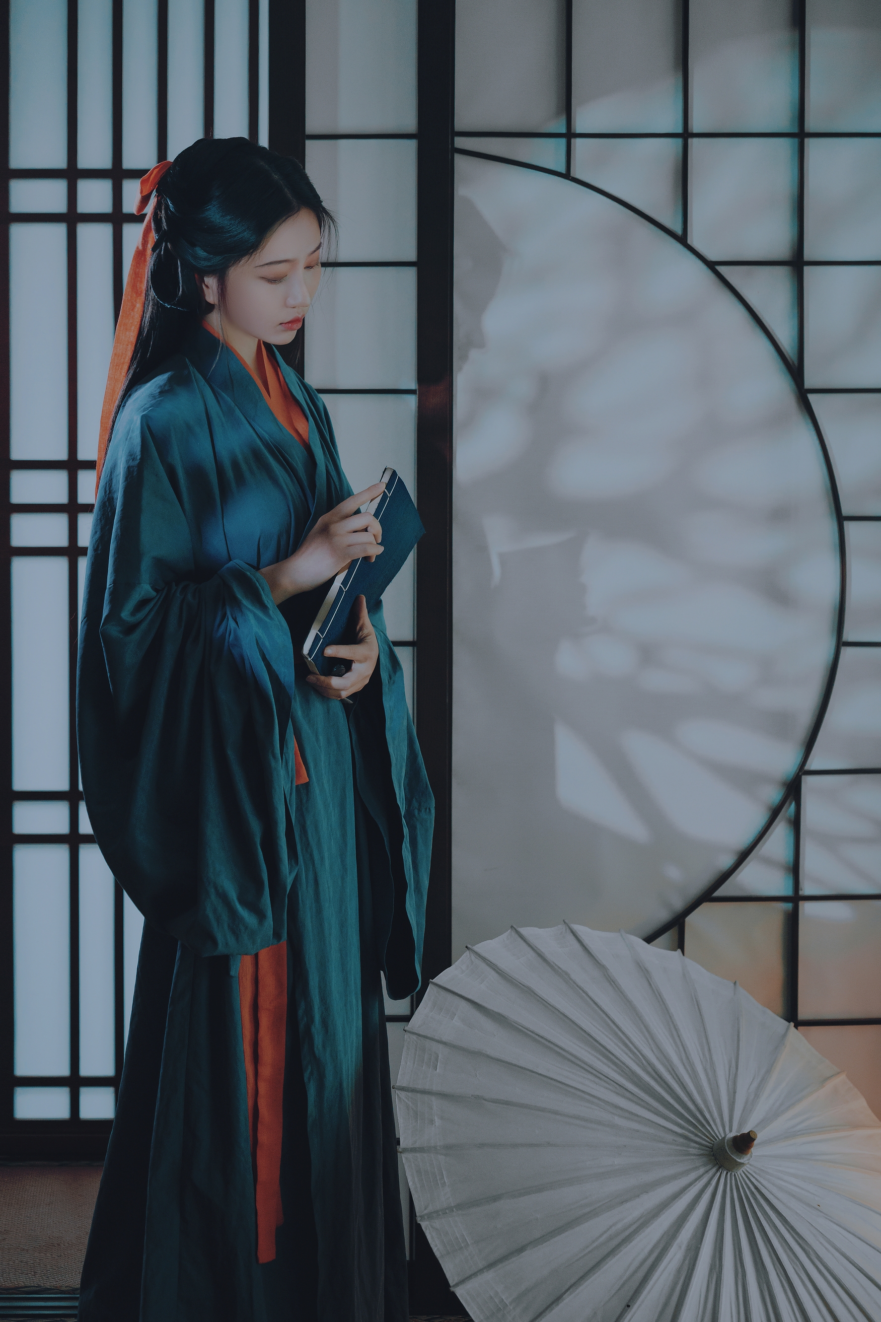 青衫染墨香,素手执流年,一曲琵琶诉古今 青衫染墨香,素手执流年,一曲琵琶诉古今