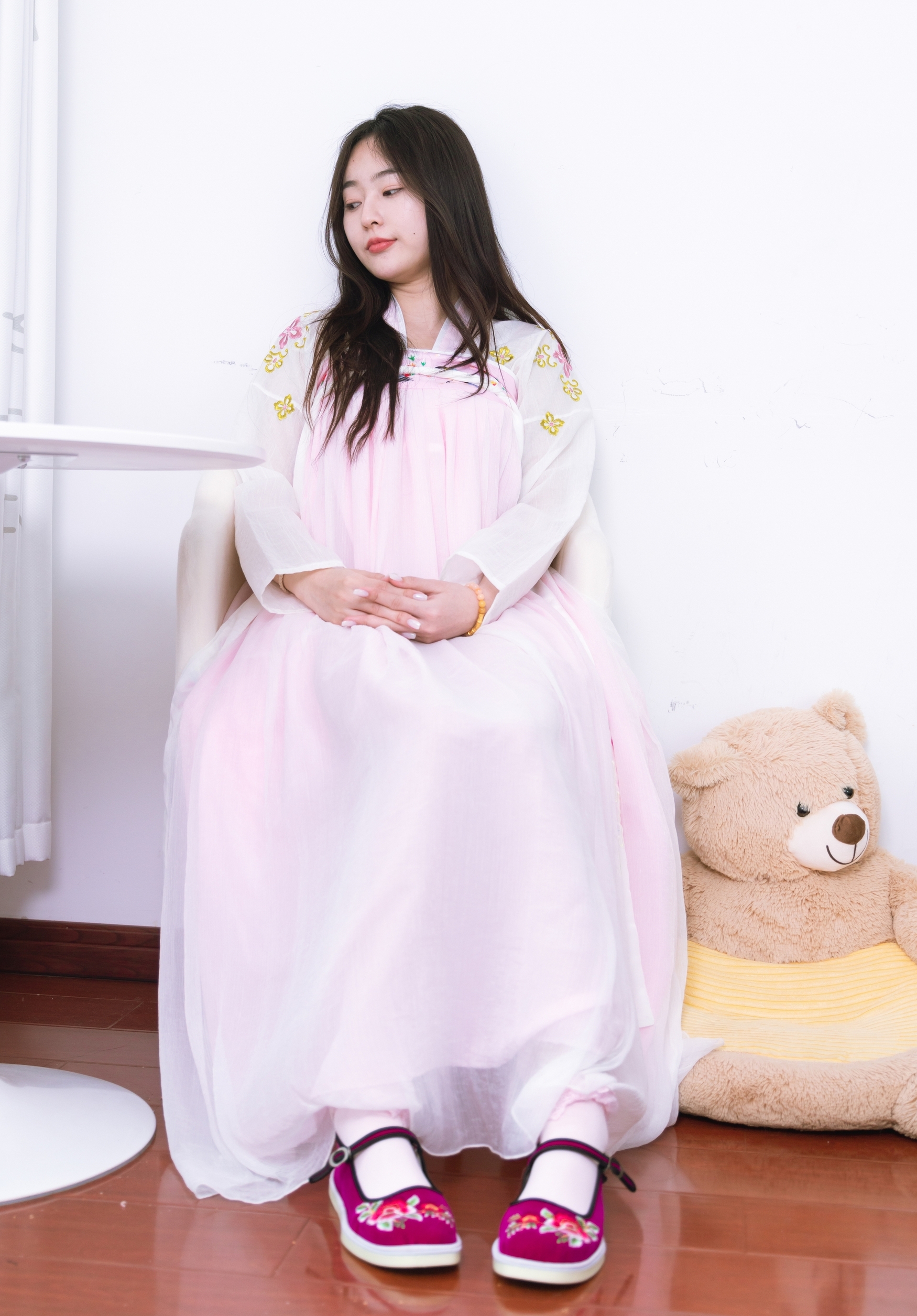 粉黛佳人着汉服,轻纱曼舞映日常。现代居室里,传统服饰绽放温柔诗意,诠释别样东方美。 粉黛佳人着汉服,轻纱曼舞映日常。现代居室里,传统服饰绽放温柔诗意,诠释别样东方美。