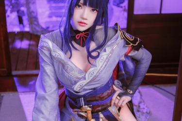 紫发如烟映樱雪，剑影轻舞夜未央