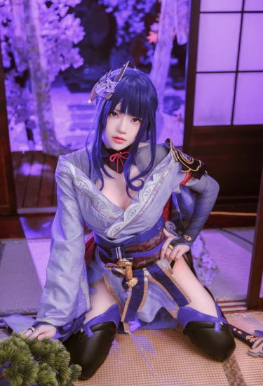 紫发如烟映樱雪，剑影轻舞夜未央