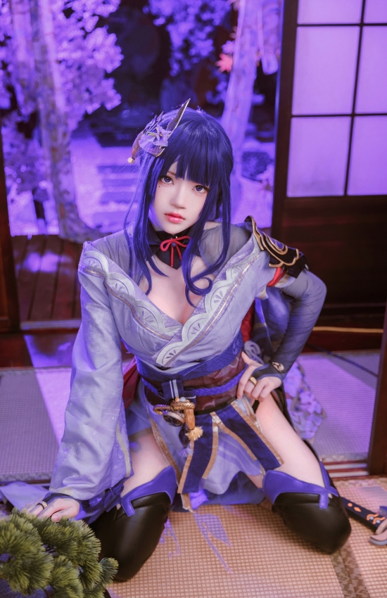 紫发如烟映樱雪，剑影轻舞夜未央