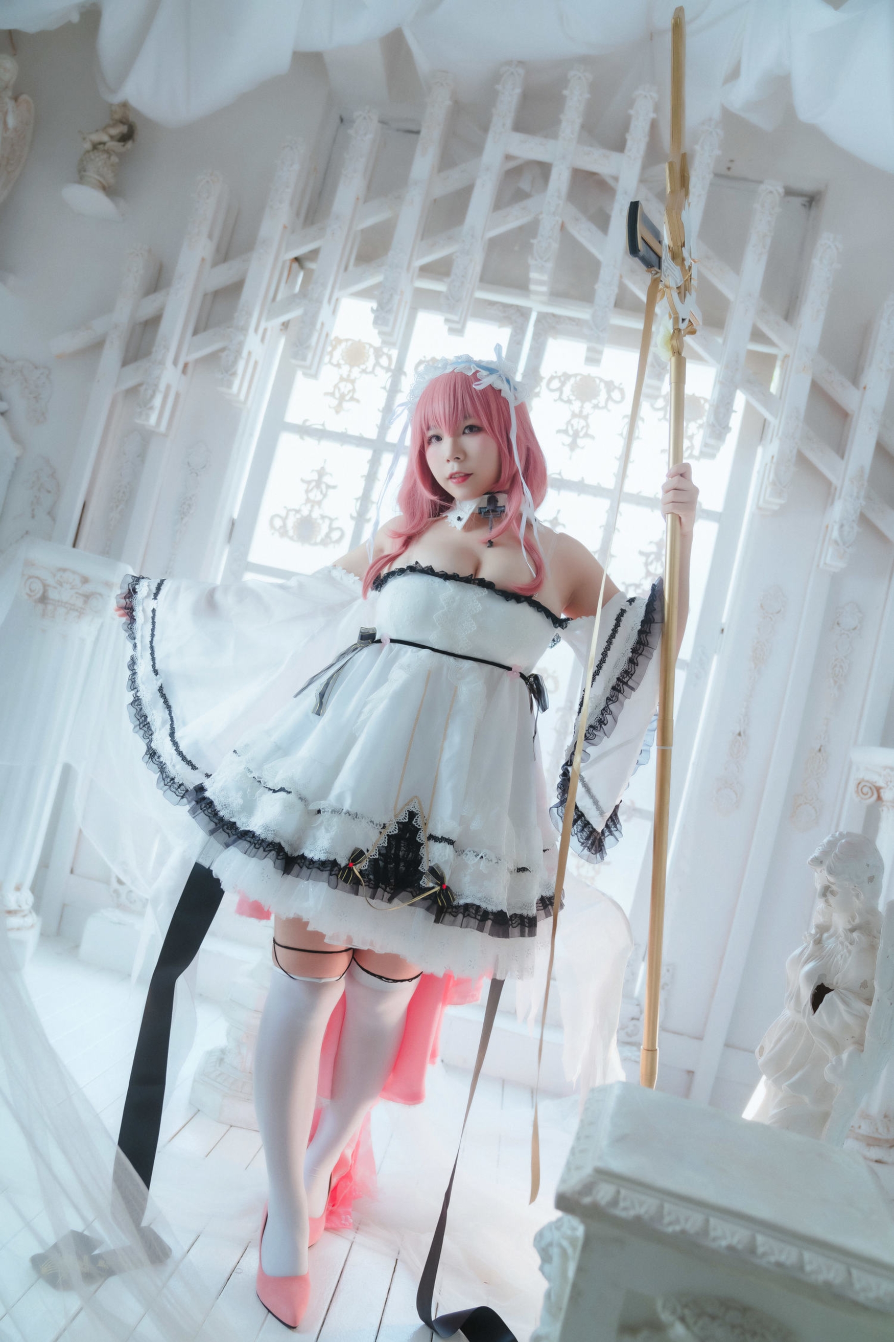 粉发圣女持权杖,纯白礼裙映光华。神圣与甜美交织,二次元之美在现实绽放,如梦似幻。 粉发圣女持权杖,纯白礼裙映光华。神圣与甜美交织,二次元之美在现实绽放,如梦似幻。