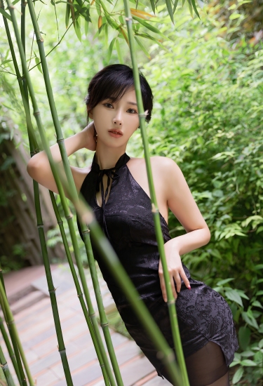 竹影拂青丝，墨色染春心