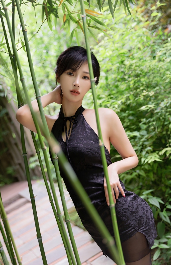 竹影拂青丝，墨色染春心