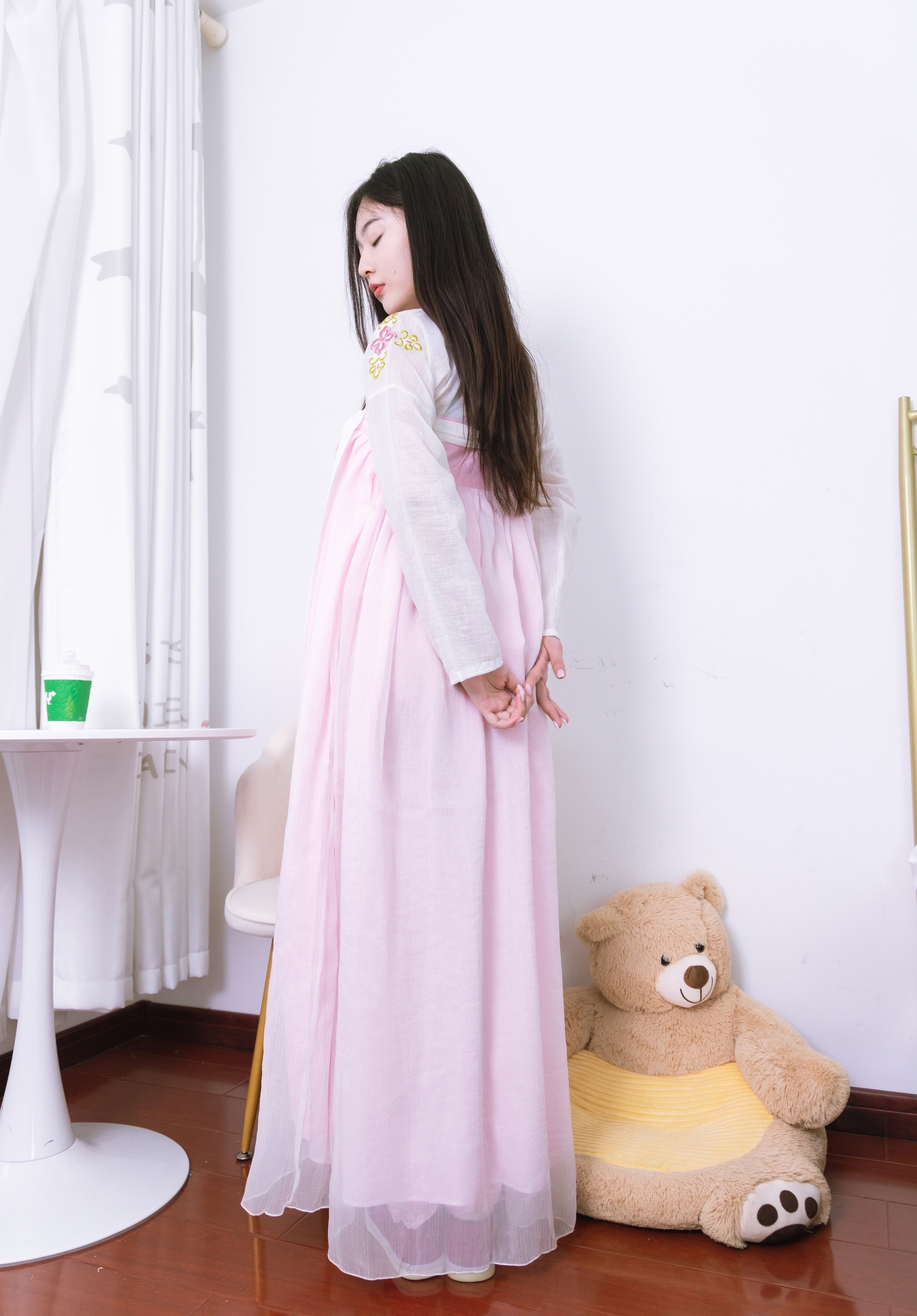 粉黛佳人着汉服,轻纱曼舞映日常。现代居室里,传统服饰绽放温柔诗意,诠释别样东方美。 粉黛佳人着汉服,轻纱曼舞映日常。现代居室里,传统服饰绽放温柔诗意,诠释别样东方美。