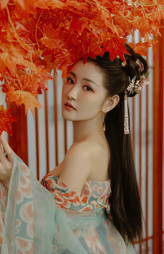 秋枫映影，华裳拂梦，一扇轻摇，尽是唐风婉约