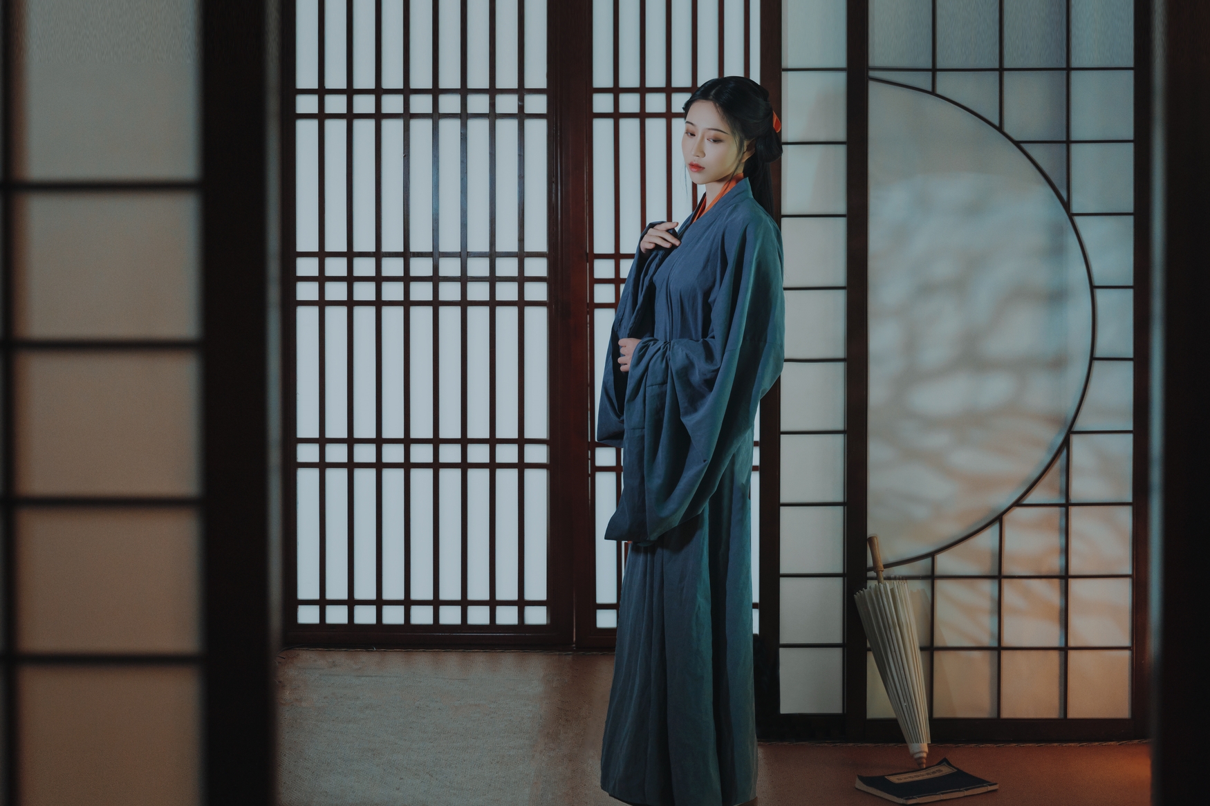 青衫染墨香,素手执流年,一曲琵琶诉古今 青衫染墨香,素手执流年,一曲琵琶诉古今