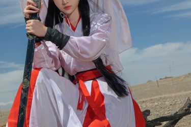 斗笠遮阳剑未收，孤影立尽古关楼。千山万水皆过客，唯有君名刻心头。