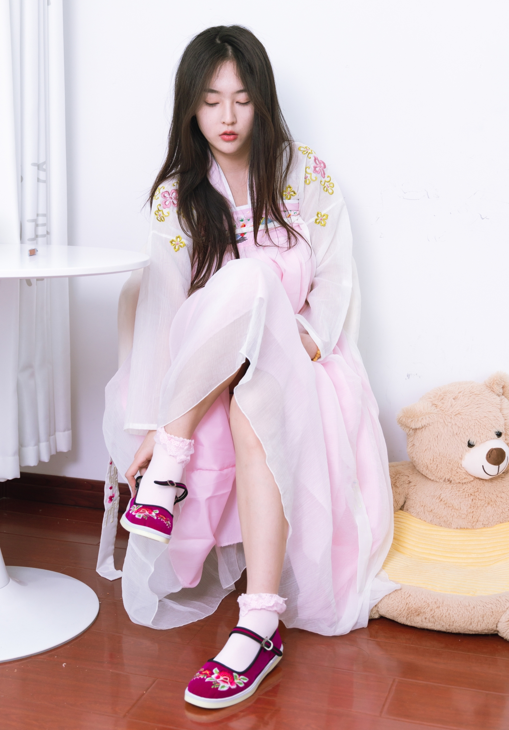 粉黛佳人着汉服,轻纱曼舞映日常。现代居室里,传统服饰绽放温柔诗意,诠释别样东方美。 粉黛佳人着汉服,轻纱曼舞映日常。现代居室里,传统服饰绽放温柔诗意,诠释别样东方美。