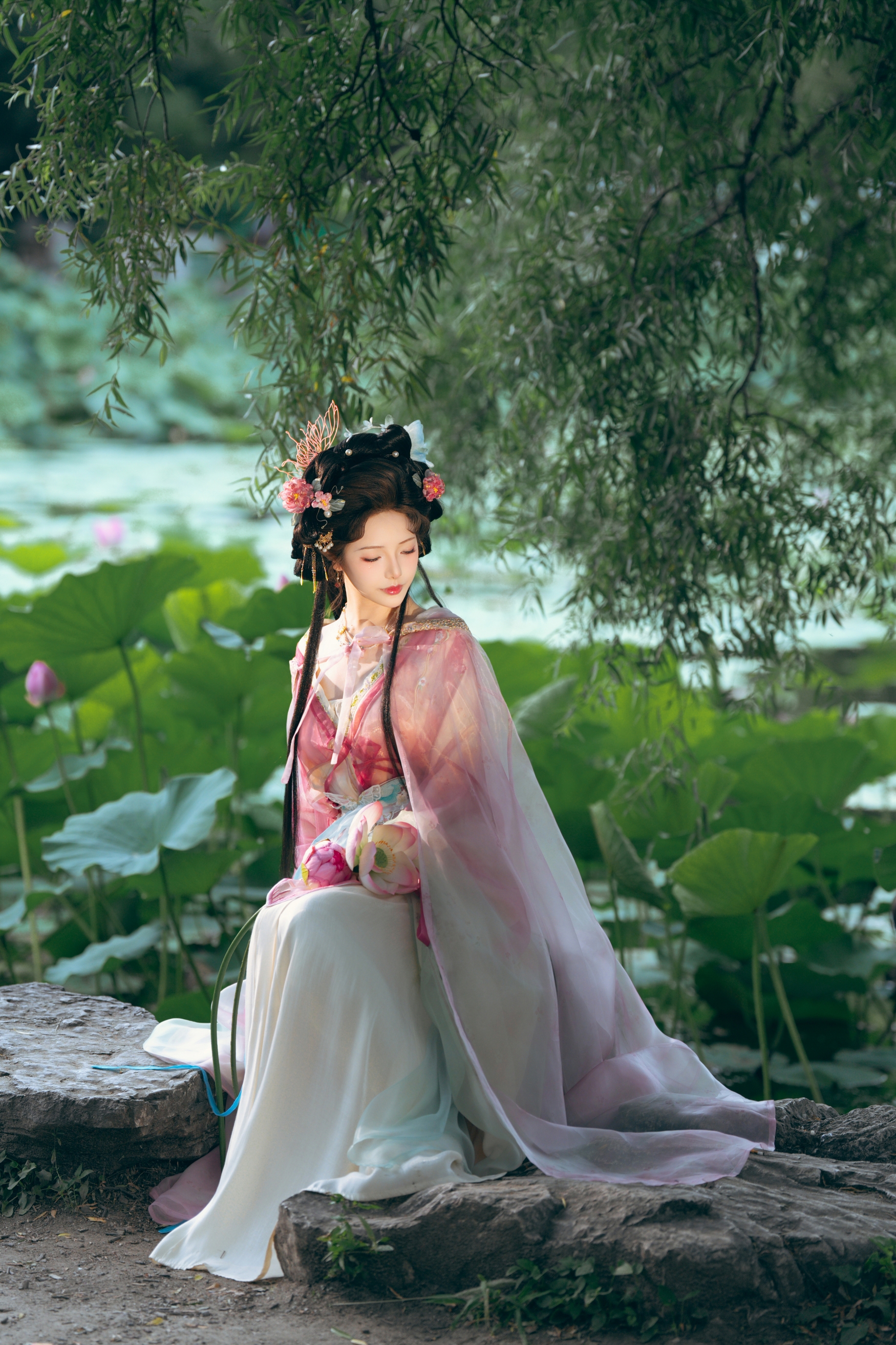 荷塘仙子执莲归,粉纱轻舞映碧水。古韵风华倾城色,一颦一笑皆是画,盛夏光年里的东方神韵。 荷塘仙子执莲归,粉纱轻舞映碧水。古韵风华倾城色,一颦一笑皆是画,盛夏光年里的东方神韵。