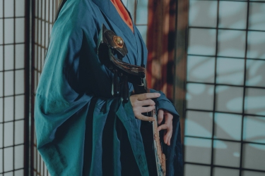 墨染春光里，一盏灯照孤影，半卷诗书寄流年