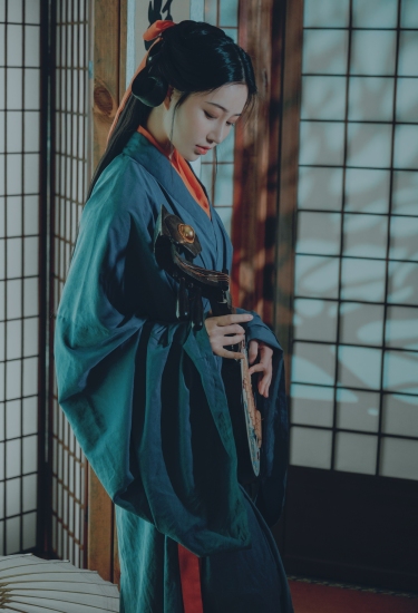 墨染春光里，一盏灯照孤影，半卷诗书寄流年