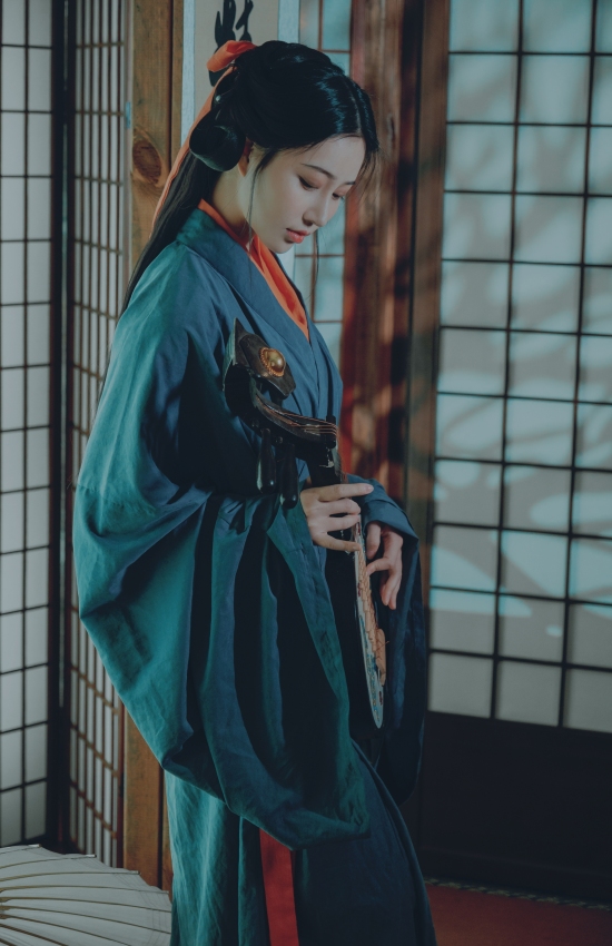 墨染春光里，一盏灯照孤影，半卷诗书寄流年