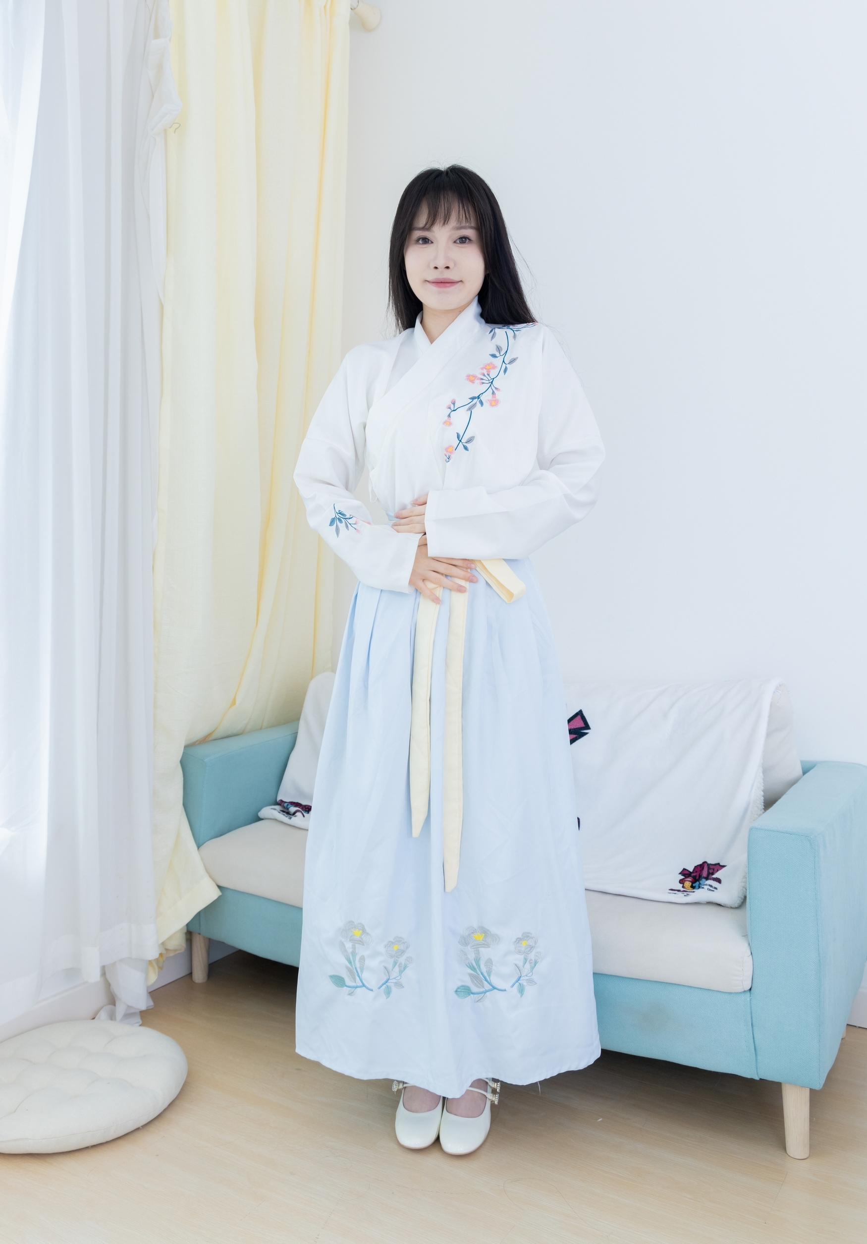 素衣如雪映春光,淡蓝裙裾绣花香。现代闺阁藏古韵,一颦一笑皆是诗,汉服之美在日常。 素衣如雪映春光,淡蓝裙裾绣花香。现代闺阁藏古韵,一颦一笑皆是诗,汉服之美在日常。