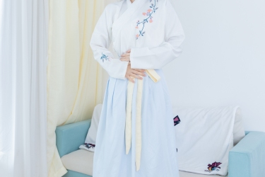 素衣如雪映春光，淡蓝裙裾绣花香。现代闺阁藏古韵，一颦一笑皆是诗，汉服之美在日常。