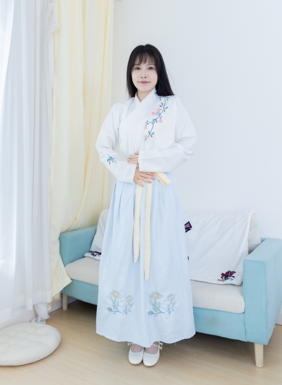 素衣如雪映春光，淡蓝裙裾绣花香。现代闺阁藏古韵，一颦一笑皆是诗，汉服之美在日常。