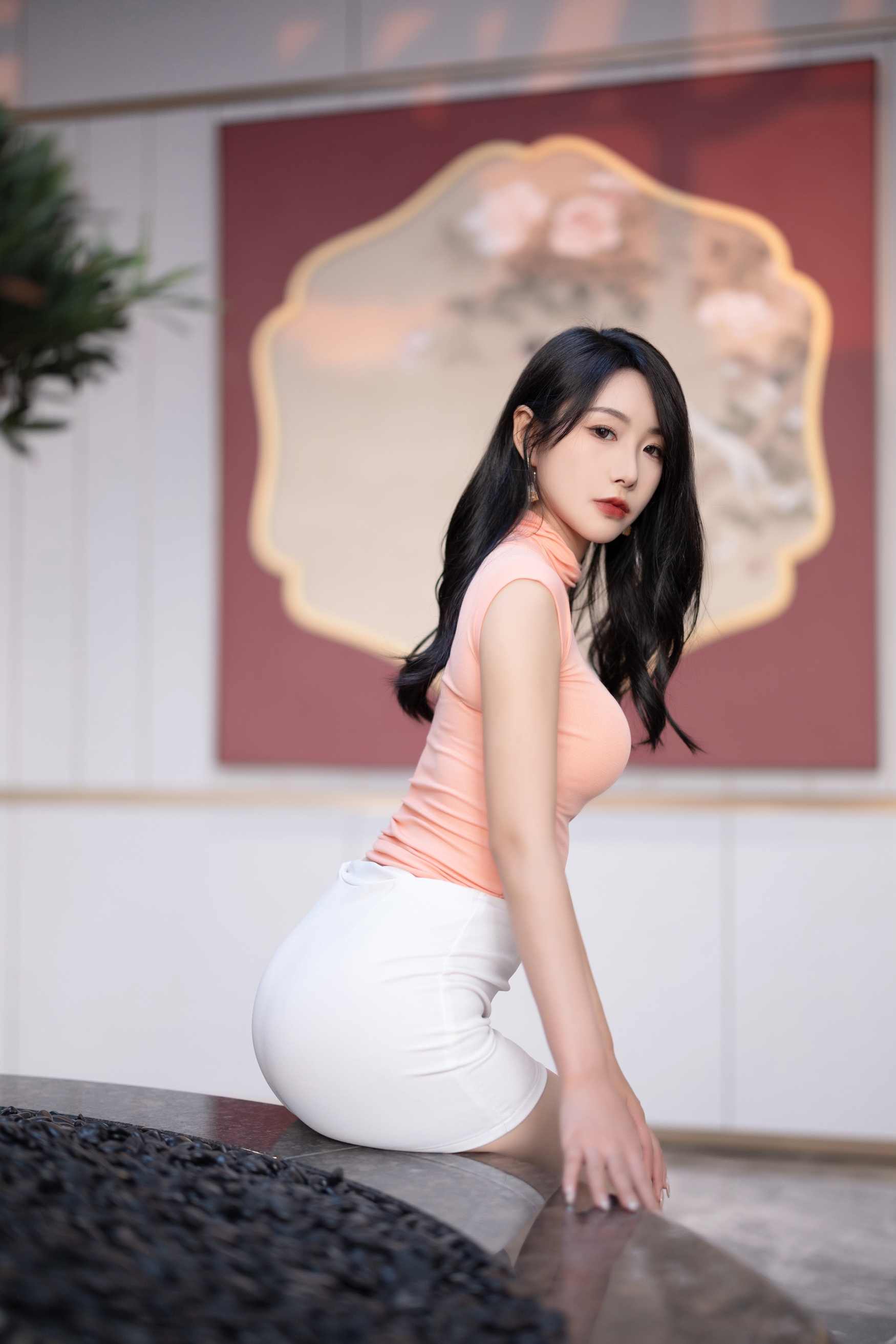 粉橘上衣配白裙,高跟细腿显风姿。现代都市丽人范,简约时尚亦优雅,自信魅力最动人。 粉橘上衣配白裙,高跟细腿显风姿。现代都市丽人范,简约时尚亦优雅,自信魅力最动人。