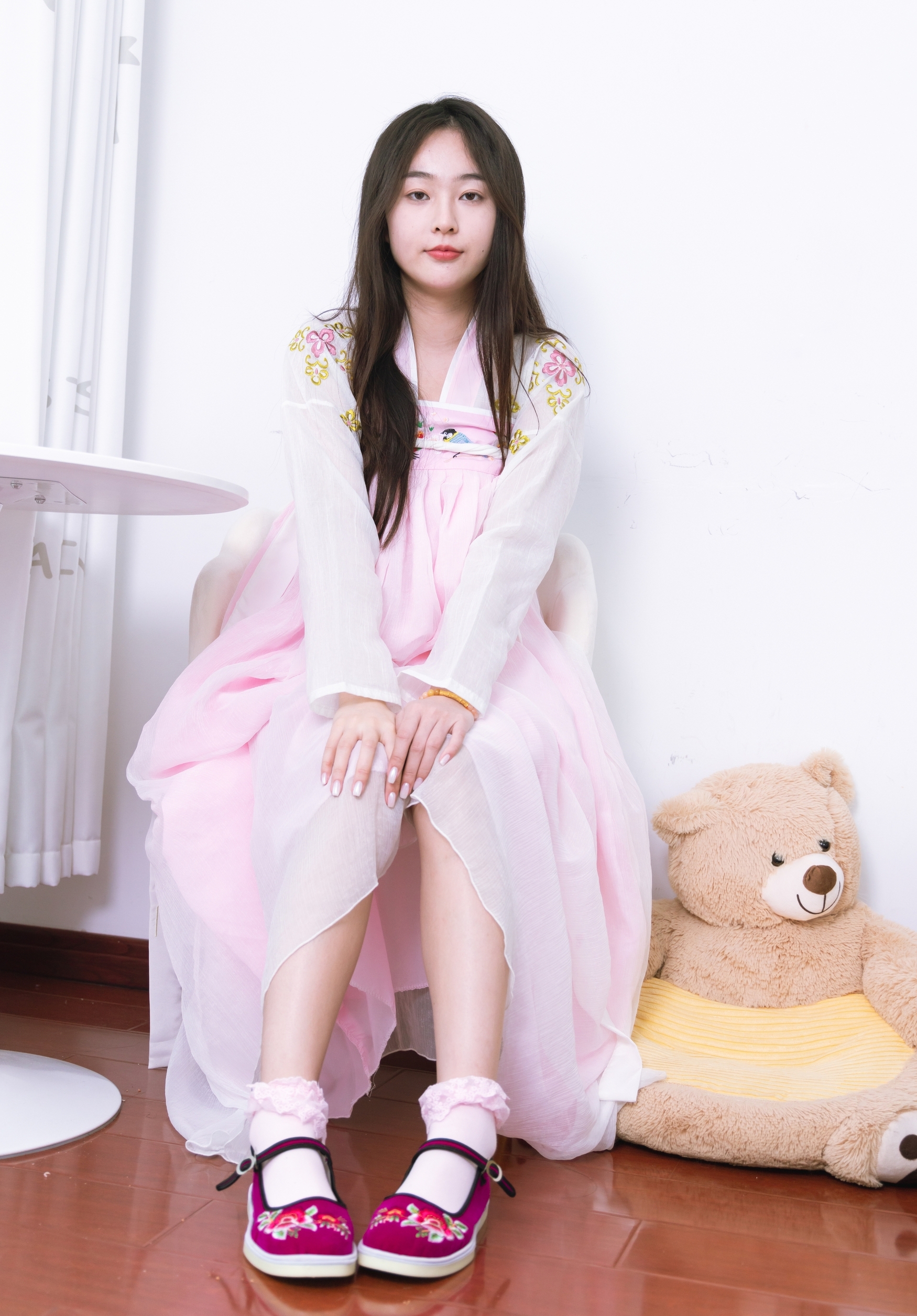 粉黛佳人着汉服,轻纱曼舞映日常。现代居室里,传统服饰绽放温柔诗意,诠释别样东方美。 粉黛佳人着汉服,轻纱曼舞映日常。现代居室里,传统服饰绽放温柔诗意,诠释别样东方美。