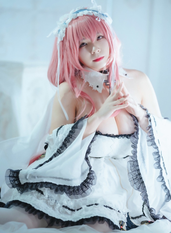 粉发圣女持权杖，纯白礼裙映光华。神圣与甜美交织，二次元之美在现实绽放，如梦似幻。