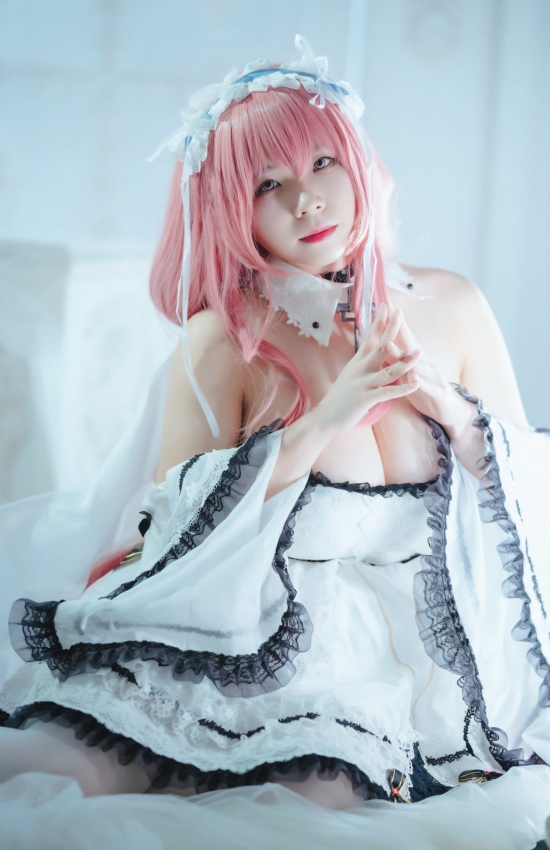 粉发圣女持权杖，纯白礼裙映光华。神圣与甜美交织，二次元之美在现实绽放，如梦似幻。