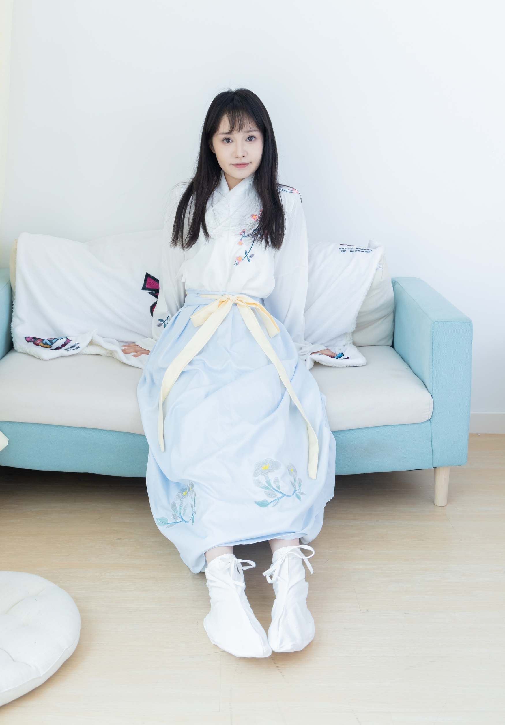 素衣如雪映春光,淡蓝裙裾绣花香。现代闺阁藏古韵,一颦一笑皆是诗,汉服之美在日常。 素衣如雪映春光,淡蓝裙裾绣花香。现代闺阁藏古韵,一颦一笑皆是诗,汉服之美在日常。