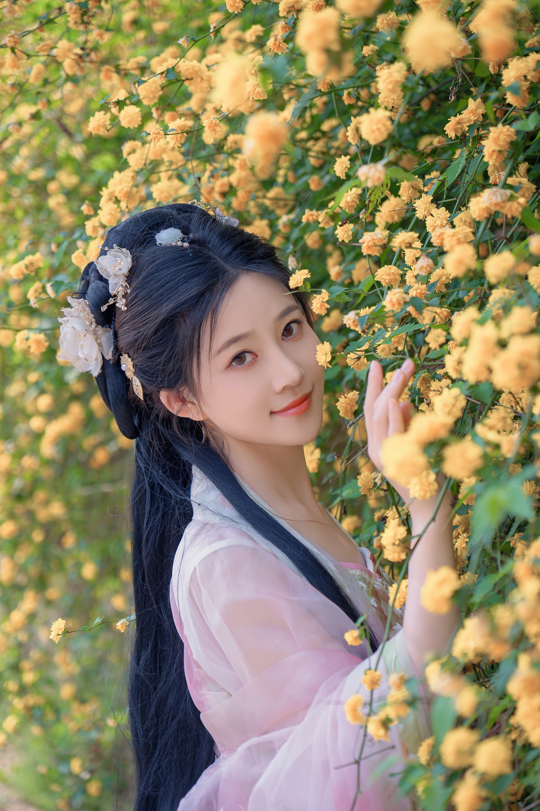 花间仙子踏春归,粉纱轻舞映芳菲。古韵风华倾城色,一颦一笑皆是画,春日限定里的东方神韵。 花间仙子踏春归,粉纱轻舞映芳菲。古韵风华倾城色,一颦一笑皆是画,春日限定里的东方神韵。