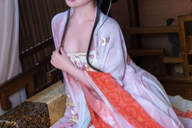 月下花影，一袭霓裳醉春风