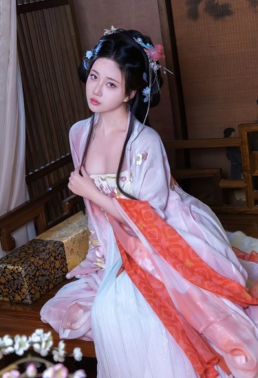 月下花影，一袭霓裳醉春风