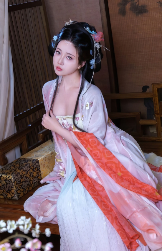 月下花影，一袭霓裳醉春风