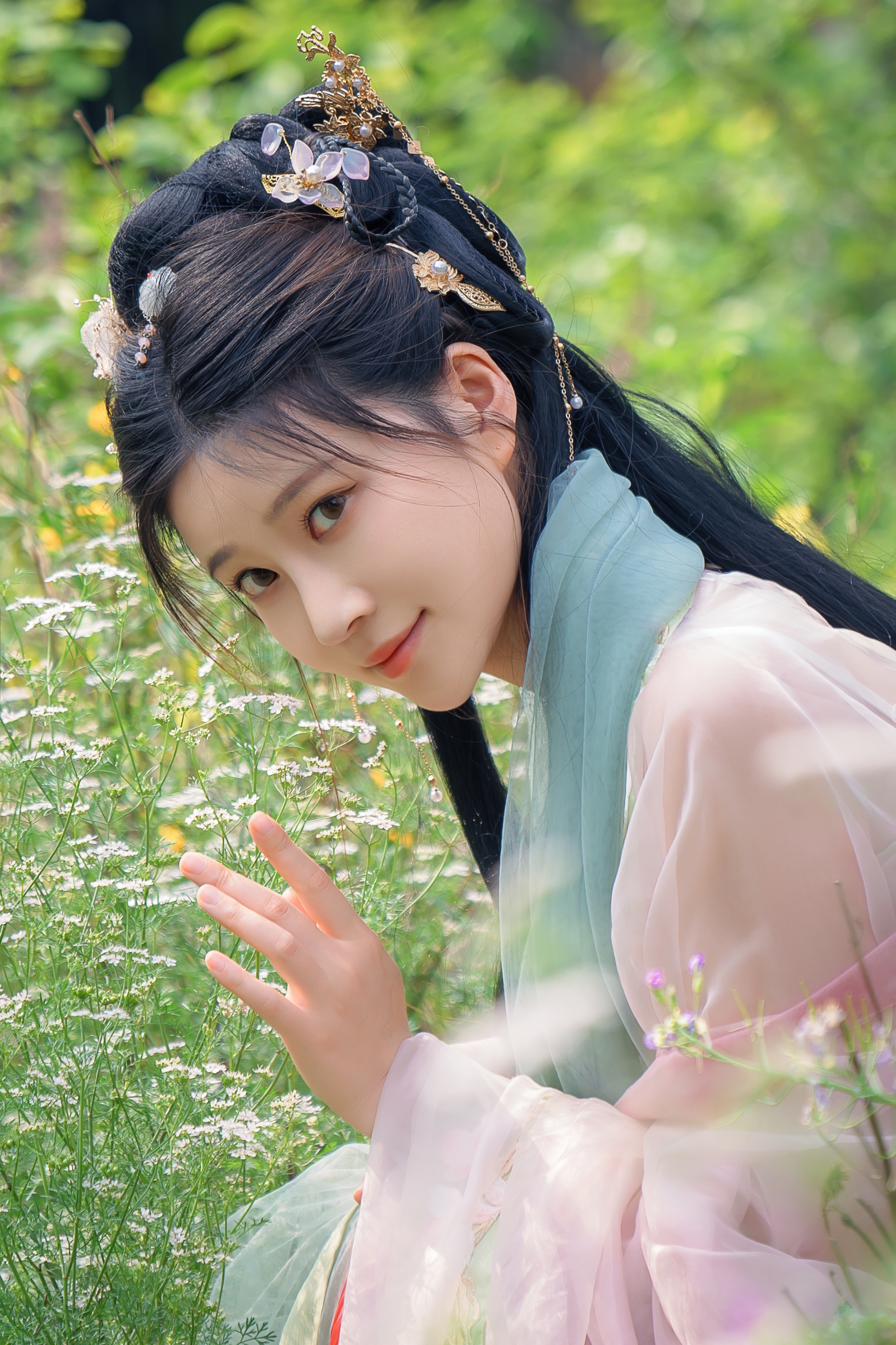 花间仙子踏春归,粉纱轻舞映芳菲。古韵风华倾城色,一颦一笑皆是画,春日限定里的东方神韵。 花间仙子踏春归,粉纱轻舞映芳菲。古韵风华倾城色,一颦一笑皆是画,春日限定里的东方神韵。