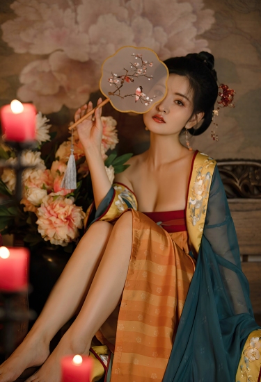 烛影摇红，罗裙轻舞，一扇风华入梦来