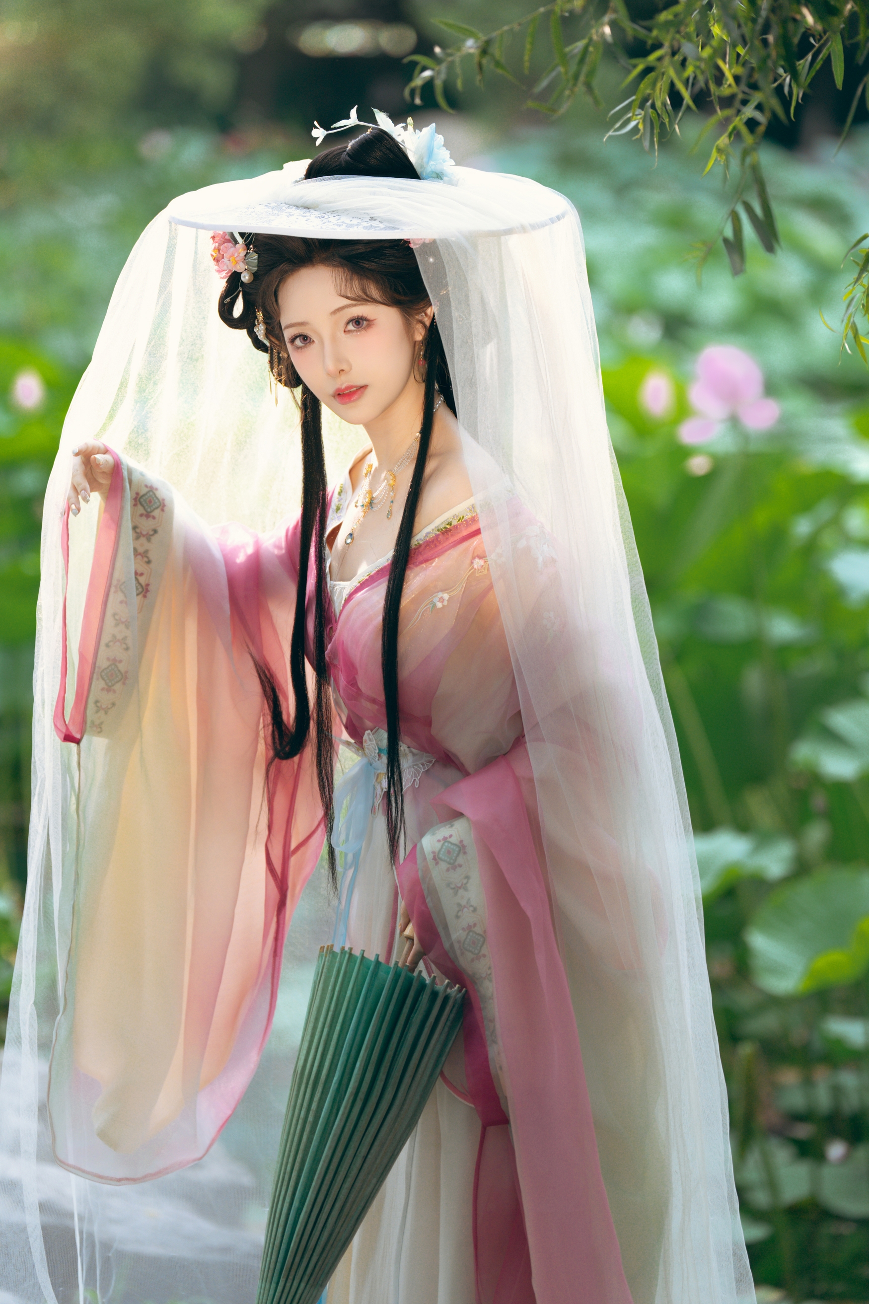 荷塘仙子执莲归,粉纱轻舞映碧水。古韵风华倾城色,一颦一笑皆是画,盛夏光年里的东方神韵。 荷塘仙子执莲归,粉纱轻舞映碧水。古韵风华倾城色,一颦一笑皆是画,盛夏光年里的东方神韵。