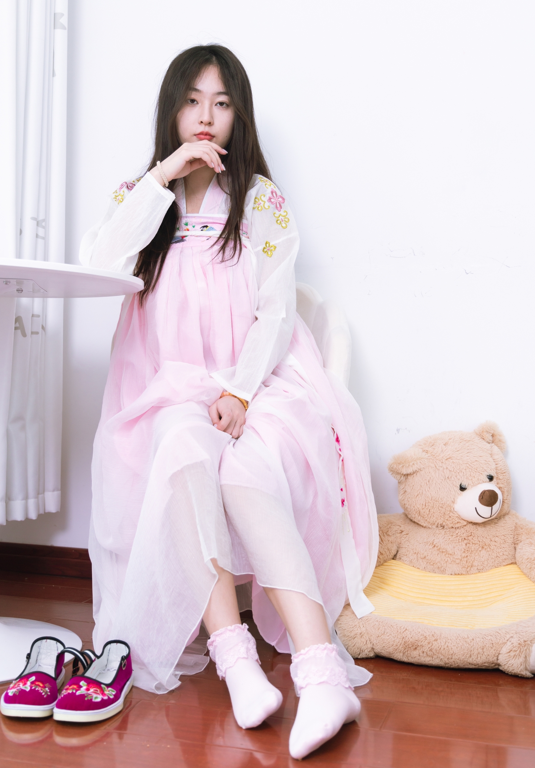 粉黛佳人着汉服,轻纱曼舞映日常。现代居室里,传统服饰绽放温柔诗意,诠释别样东方美。 粉黛佳人着汉服,轻纱曼舞映日常。现代居室里,传统服饰绽放温柔诗意,诠释别样东方美。