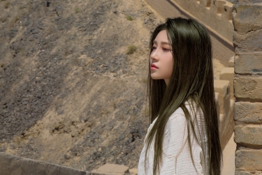 白裙踏古道，风起长城间，一缕清影诉尽千年苍茫与温柔。