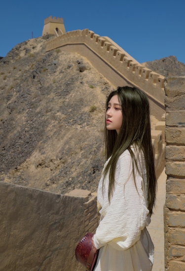 白裙踏古道，风起长城间，一缕清影诉尽千年苍茫与温柔。