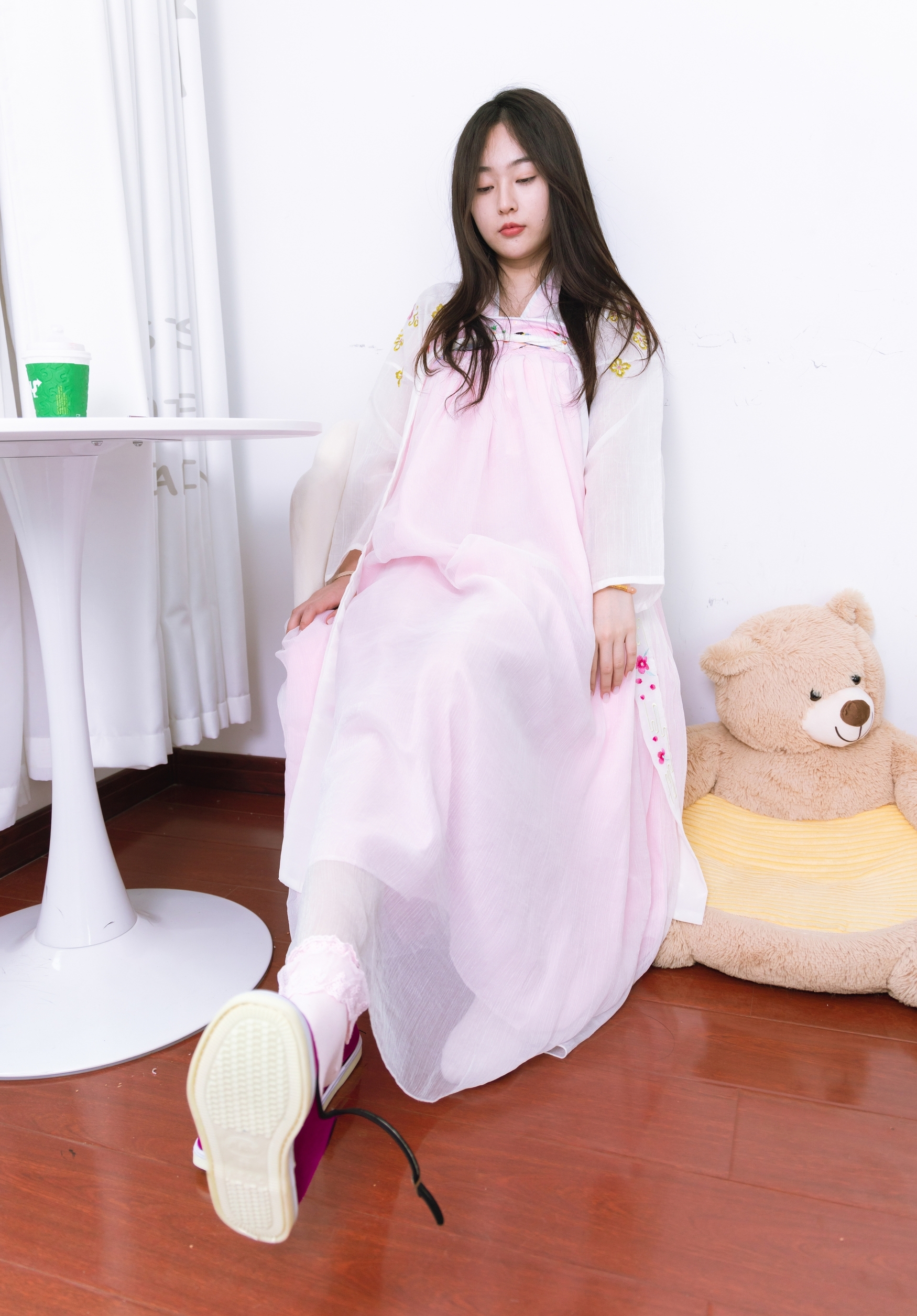 粉黛佳人着汉服,轻纱曼舞映日常。现代居室里,传统服饰绽放温柔诗意,诠释别样东方美。 粉黛佳人着汉服,轻纱曼舞映日常。现代居室里,传统服饰绽放温柔诗意,诠释别样东方美。