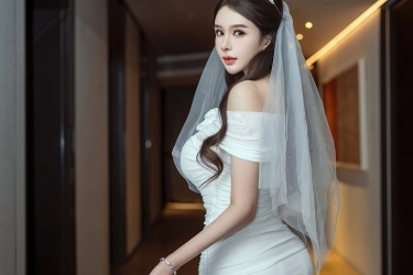 白纱如梦，冠冕生辉——她站在光里，像一场未完成的童话