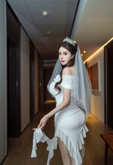 白纱如梦，冠冕生辉——她站在光里，像一场未完成的童话