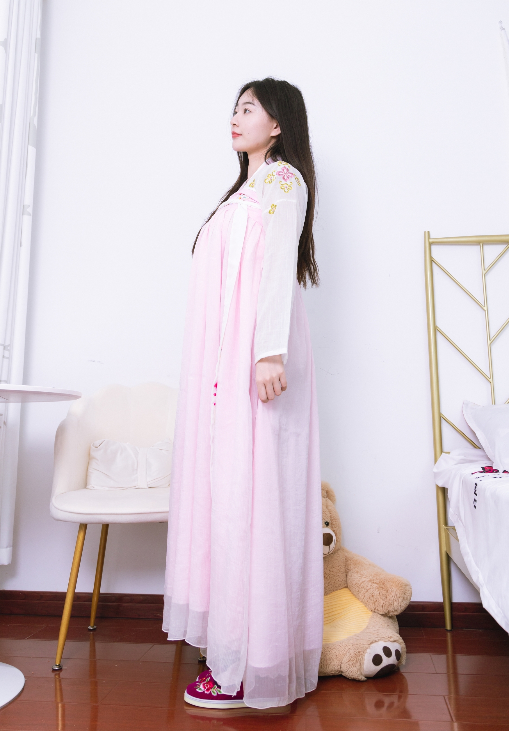 粉黛佳人着汉服,轻纱曼舞映日常。现代居室里,传统服饰绽放温柔诗意,诠释别样东方美。 粉黛佳人着汉服,轻纱曼舞映日常。现代居室里,传统服饰绽放温柔诗意,诠释别样东方美。