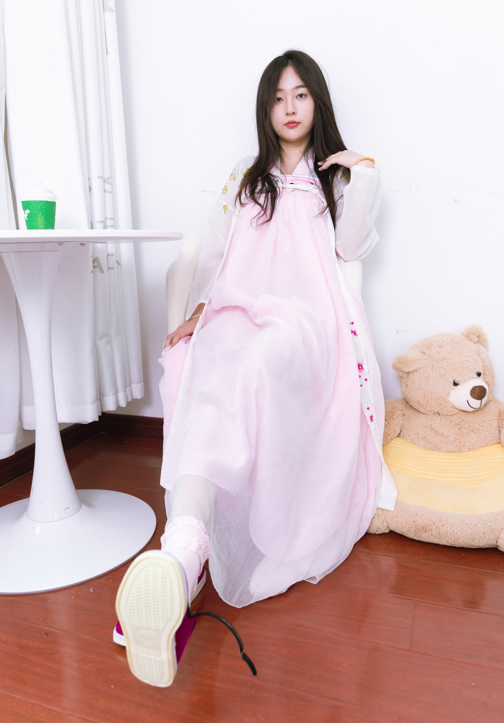 粉黛佳人着汉服,轻纱曼舞映日常。现代居室里,传统服饰绽放温柔诗意,诠释别样东方美。 粉黛佳人着汉服,轻纱曼舞映日常。现代居室里,传统服饰绽放温柔诗意,诠释别样东方美。