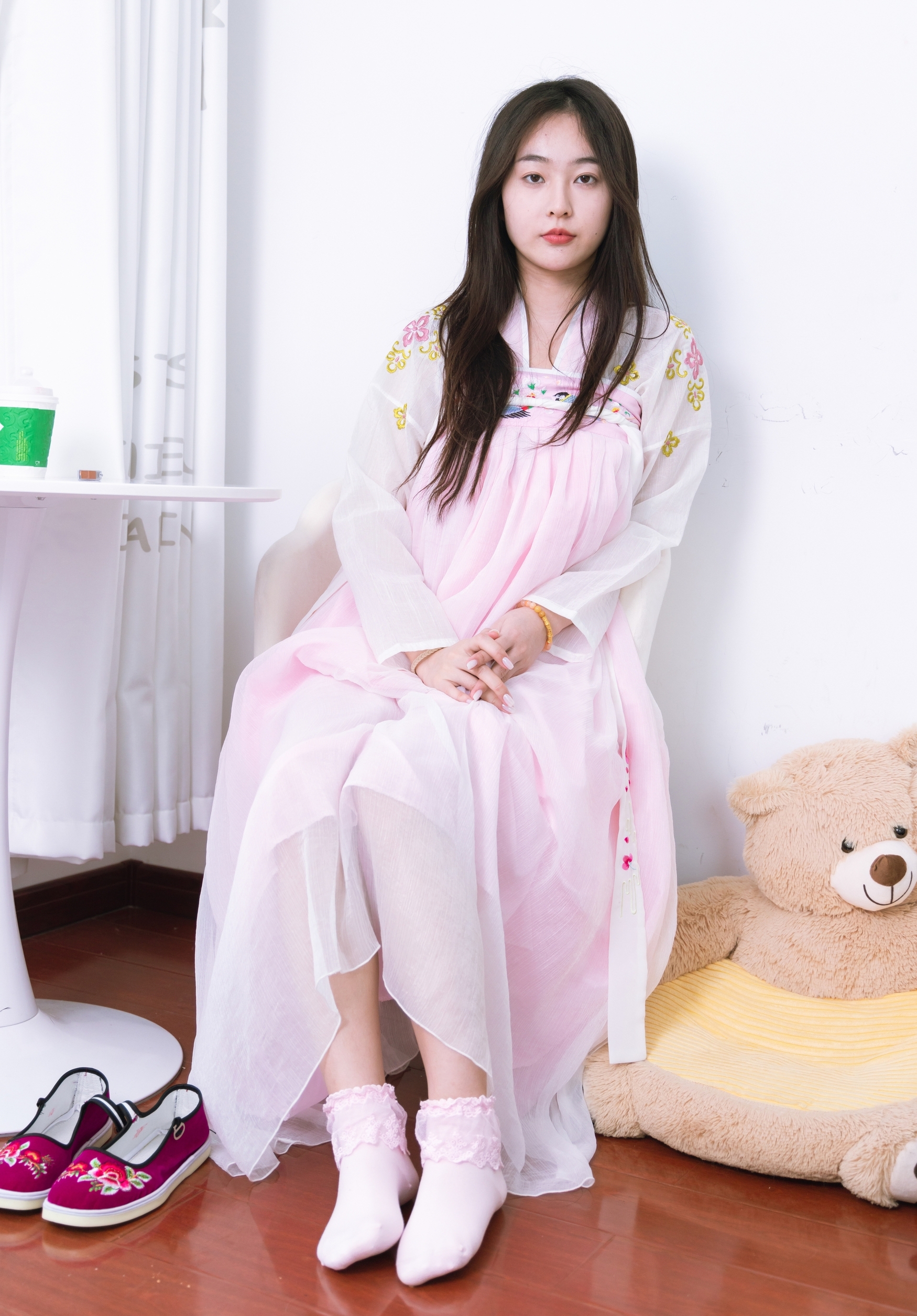 粉黛佳人着汉服,轻纱曼舞映日常。现代居室里,传统服饰绽放温柔诗意,诠释别样东方美。 粉黛佳人着汉服,轻纱曼舞映日常。现代居室里,传统服饰绽放温柔诗意,诠释别样东方美。