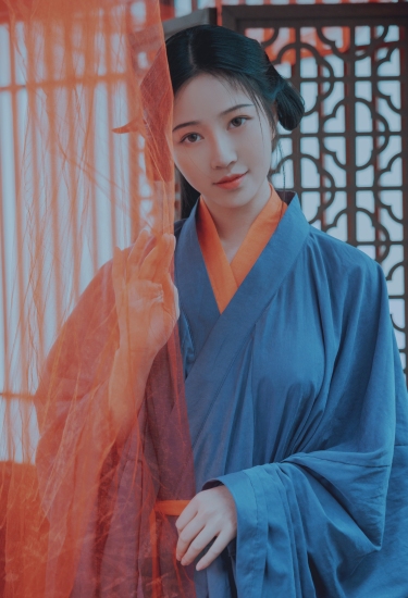 青衫染墨香，素手执流年，一曲琵琶诉古今