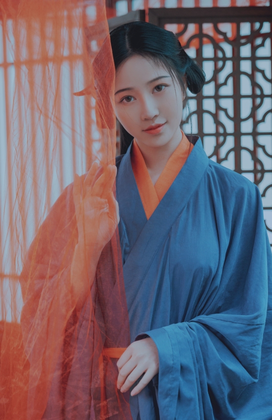 青衫染墨香，素手执流年，一曲琵琶诉古今